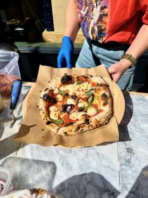 Bilde av pizza på trefat fra gruue